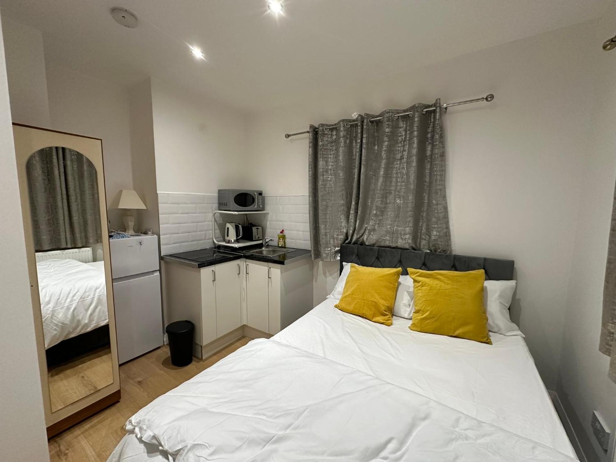 Luxury Ensuite 2Nd Studio Flat With Great Views In Keedonwood Road With Fully Own Bathroom Newly Added And Private Kitchenette Bromley Exterior photo