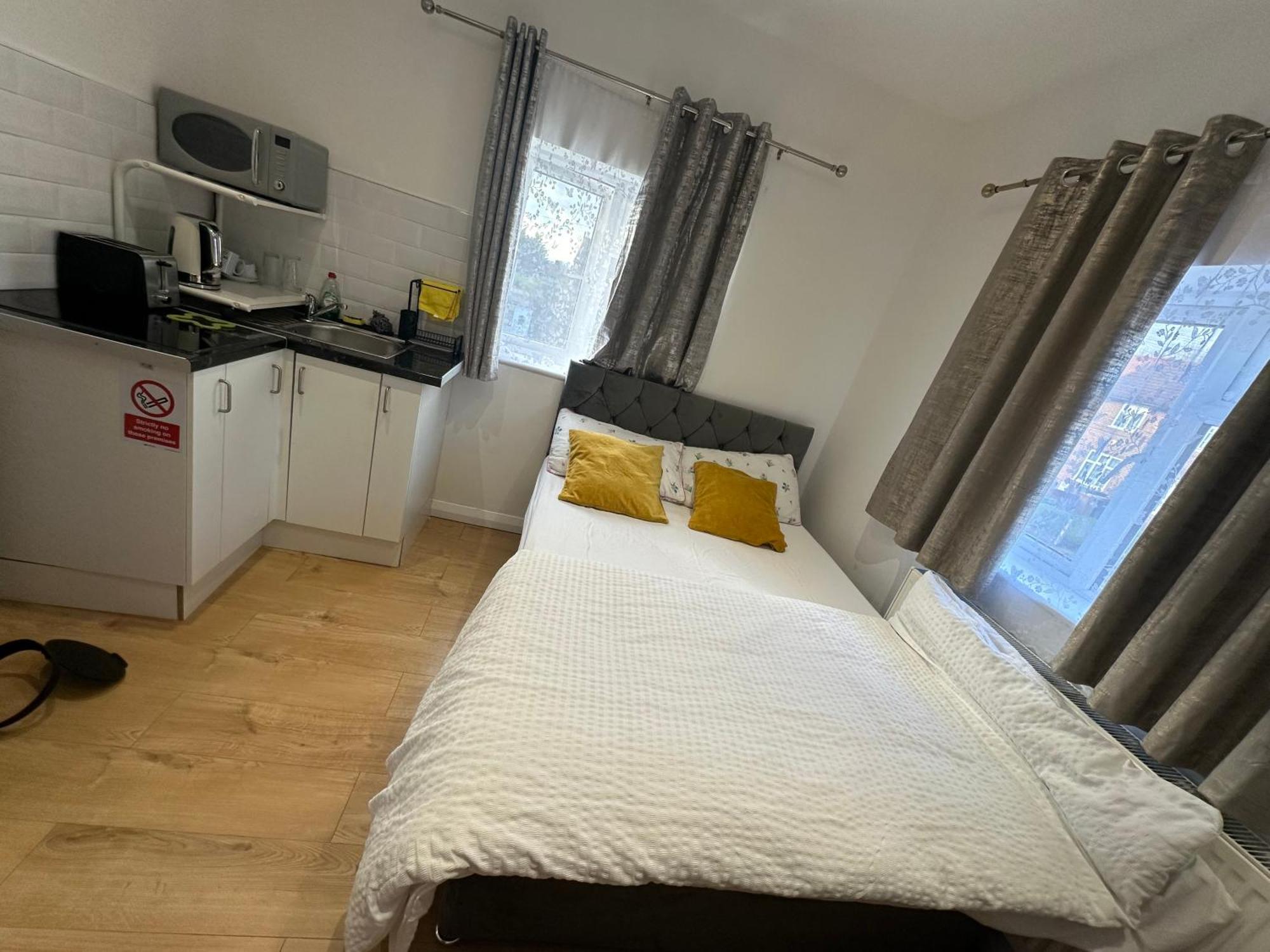 Luxury Ensuite 2Nd Studio Flat With Great Views In Keedonwood Road With Fully Own Bathroom Newly Added And Private Kitchenette Bromley Exterior photo