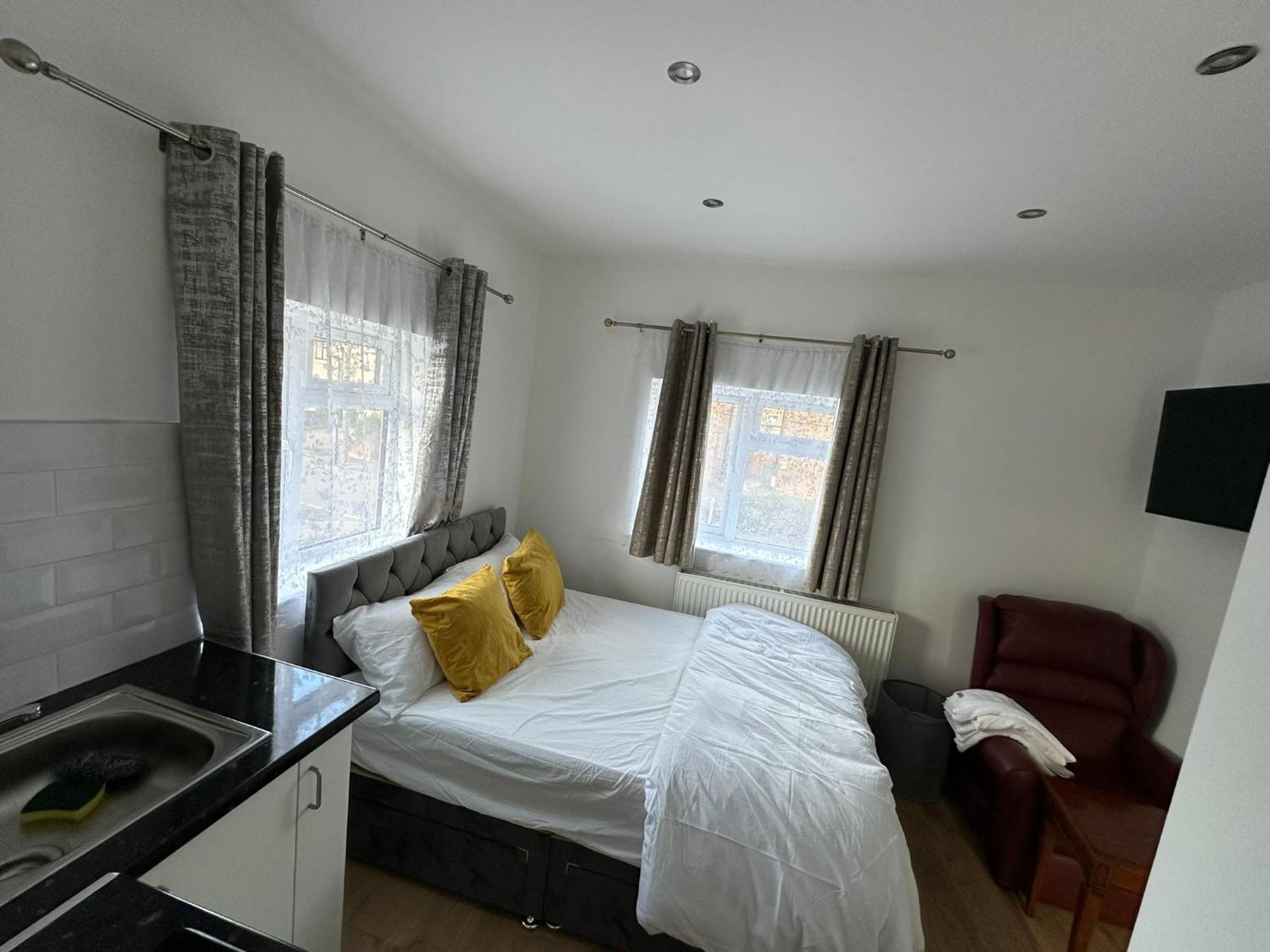 Luxury Ensuite 2Nd Studio Flat With Great Views In Keedonwood Road With Fully Own Bathroom Newly Added And Private Kitchenette Bromley Exterior photo