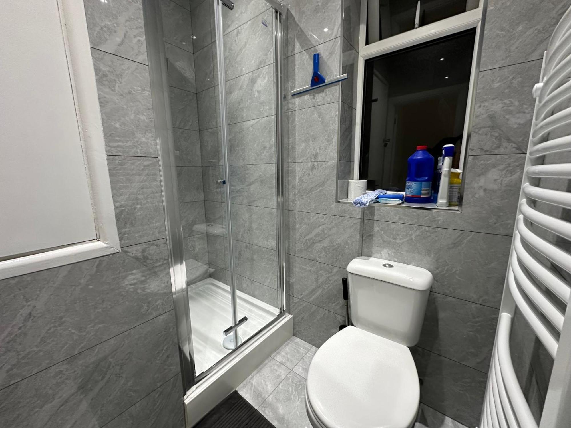 Luxury Ensuite 2Nd Studio Flat With Great Views In Keedonwood Road With Fully Own Bathroom Newly Added And Private Kitchenette Bromley Exterior photo