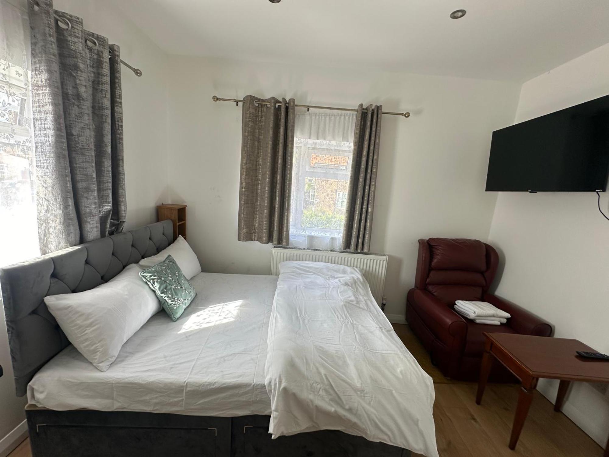 Luxury Ensuite 2Nd Studio Flat With Great Views In Keedonwood Road With Fully Own Bathroom Newly Added And Private Kitchenette Bromley Exterior photo