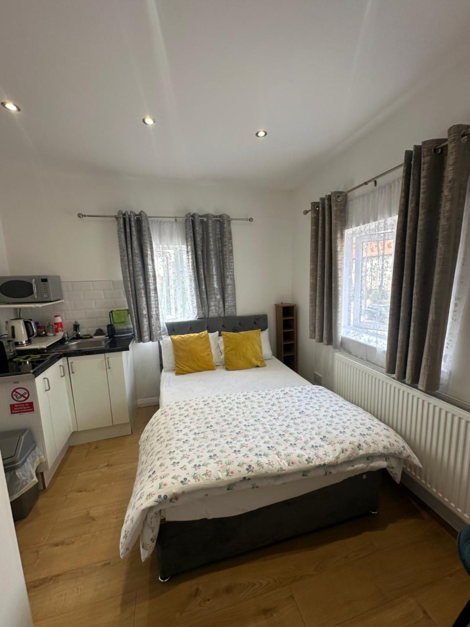 Luxury Ensuite 2Nd Studio Flat With Great Views In Keedonwood Road With Fully Own Bathroom Newly Added And Private Kitchenette Bromley Exterior photo