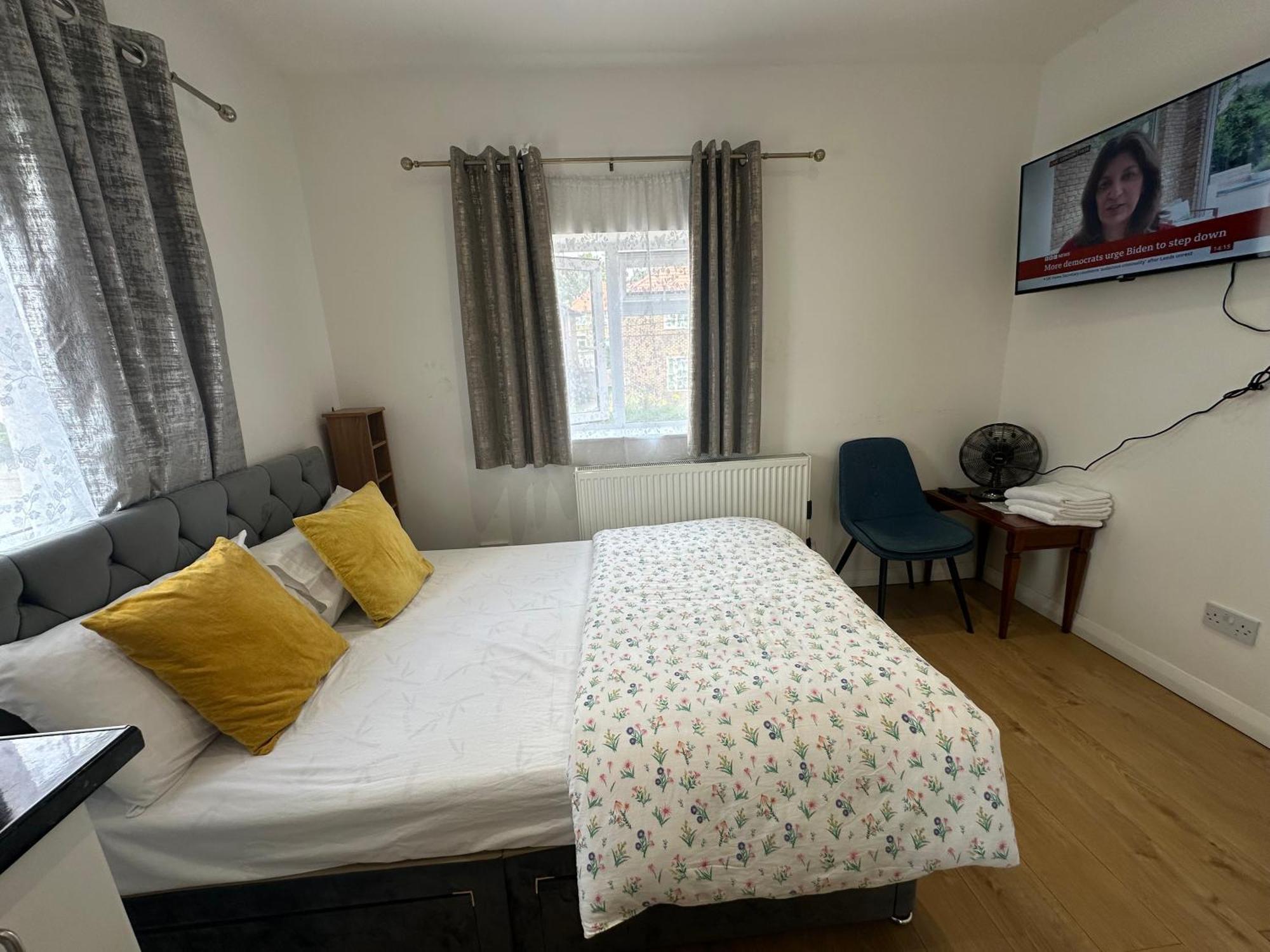 Luxury Ensuite 2Nd Studio Flat With Great Views In Keedonwood Road With Fully Own Bathroom Newly Added And Private Kitchenette Bromley Exterior photo