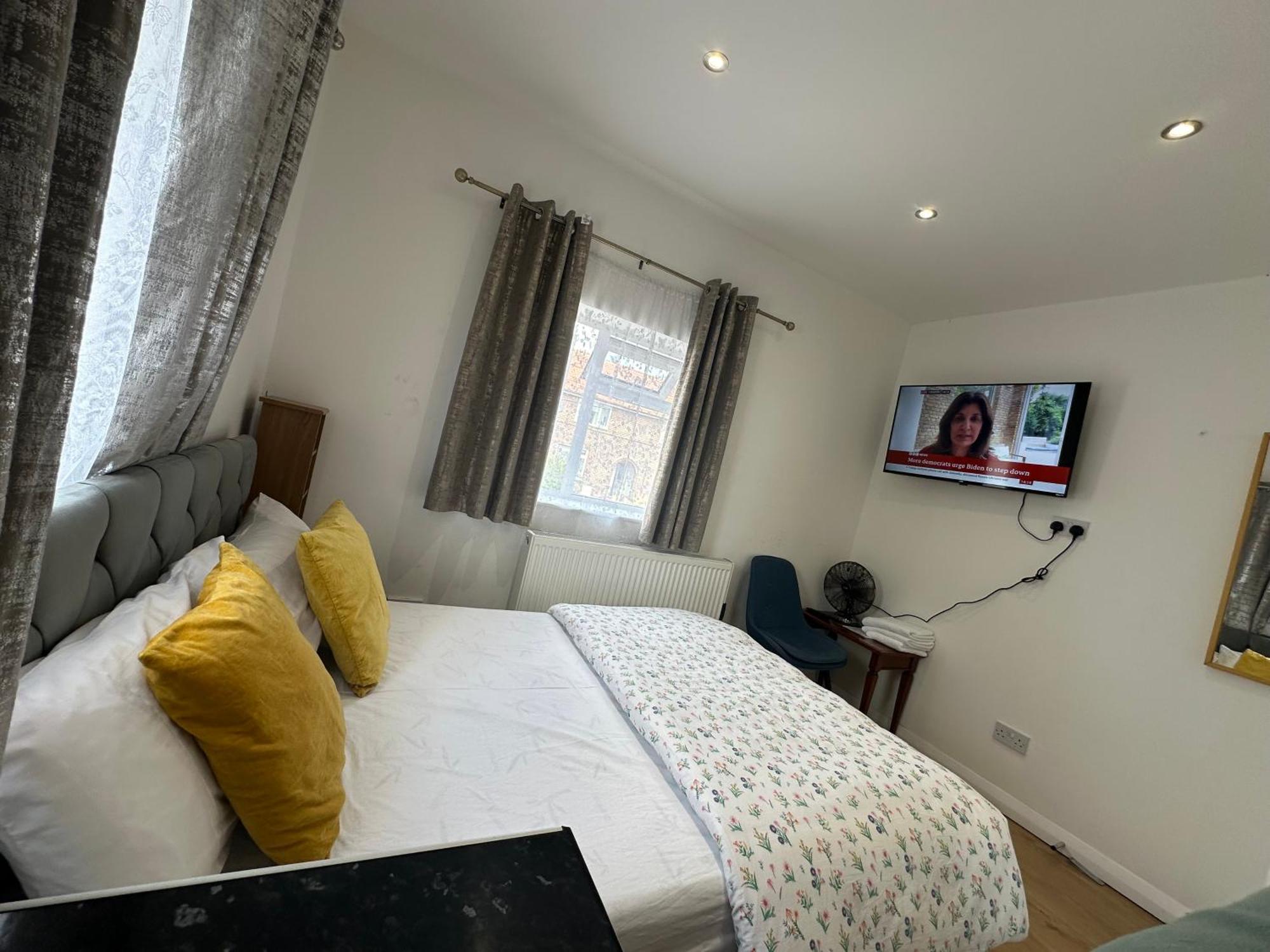Luxury Ensuite 2Nd Studio Flat With Great Views In Keedonwood Road With Fully Own Bathroom Newly Added And Private Kitchenette Bromley Exterior photo