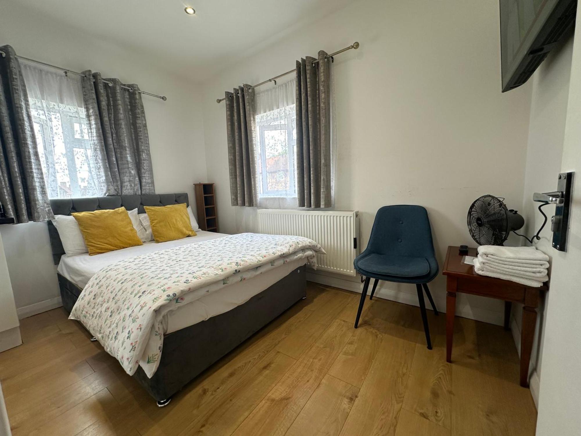 Luxury Ensuite 2Nd Studio Flat With Great Views In Keedonwood Road With Fully Own Bathroom Newly Added And Private Kitchenette Bromley Exterior photo