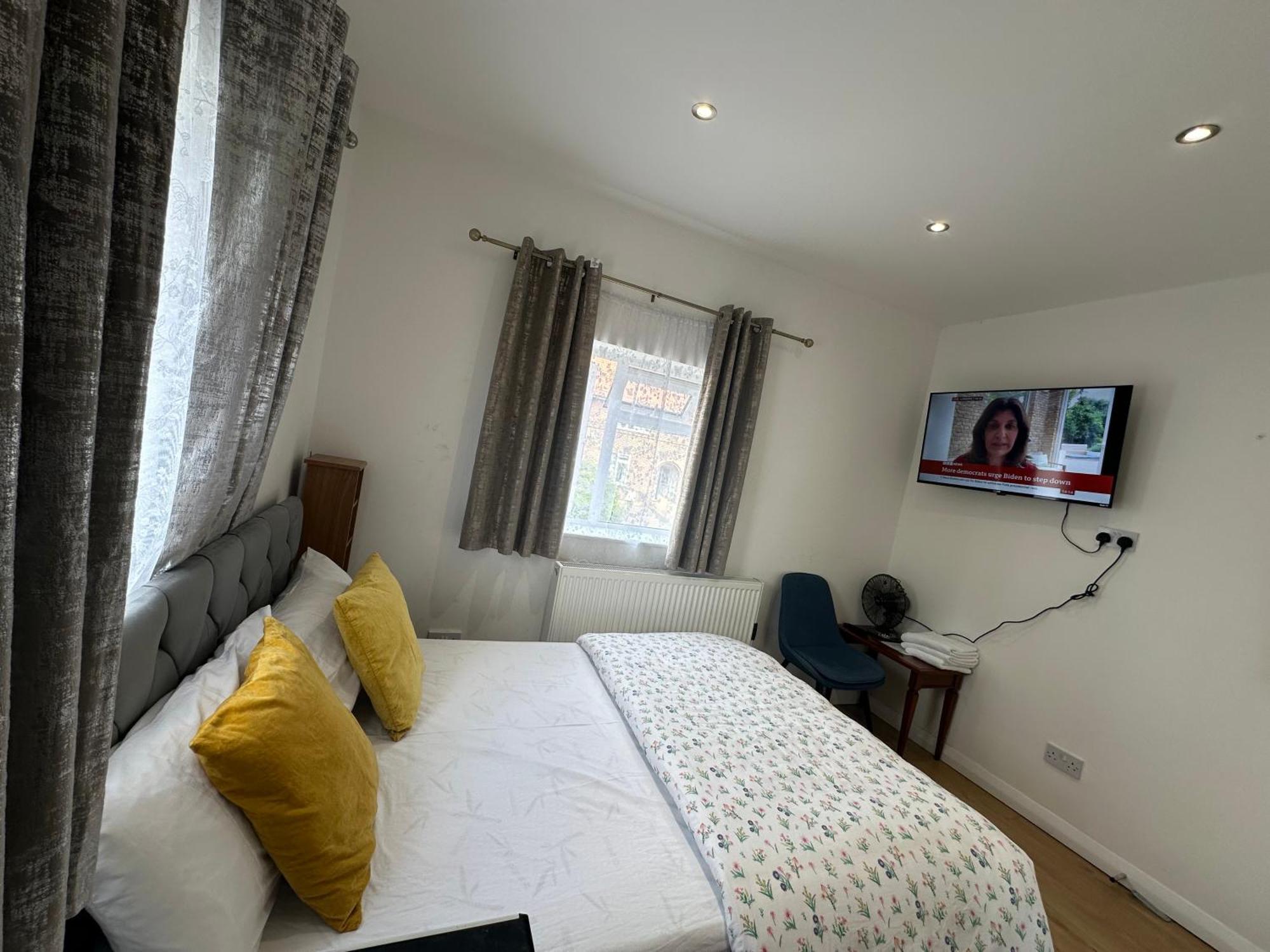 Luxury Ensuite 2Nd Studio Flat With Great Views In Keedonwood Road With Fully Own Bathroom Newly Added And Private Kitchenette Bromley Exterior photo